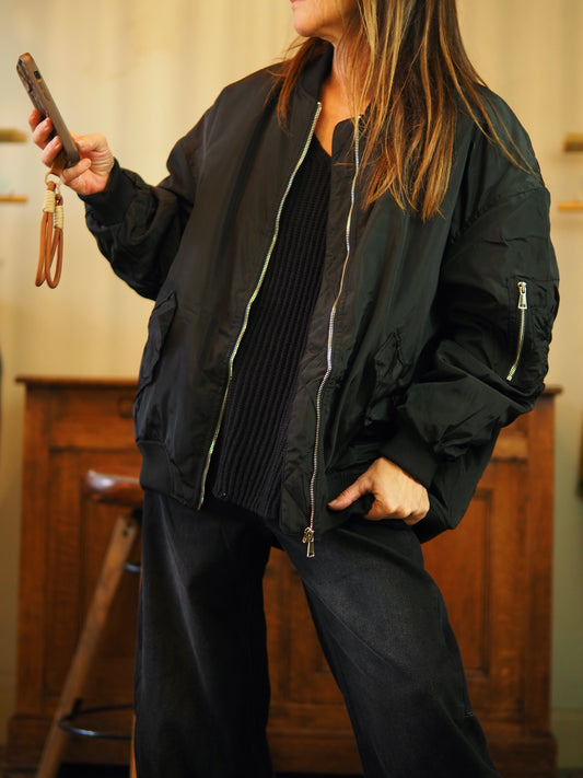 Bombers noir légèrement satiné intérieur orange. 
Taille S du 36 au 40 et M du 38 au 42. 
100% Coton.
S : Tour de poitrine 130cm Longueur dos 77cm. M : Tour de poitrine 134cm Longueur dos 77cm.