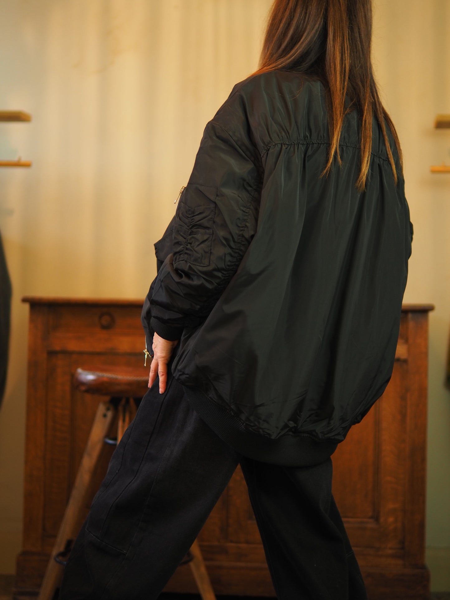 Bombers noir légèrement satiné intérieur orange.
Taille S du 36 au 40 et M du 38 au 42.
100% Coton.
S : Tour de poitrine 130cm Longueur dos 77cm. M : Tour de poitrine 134cm Longueur dos 77cm.