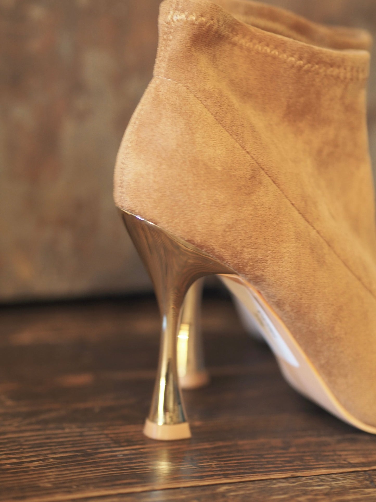 Boots en suédine camel, talons dorés.
Entre 2 pointures prendre la pointure supérieur.
Hauteur talon 10cm.