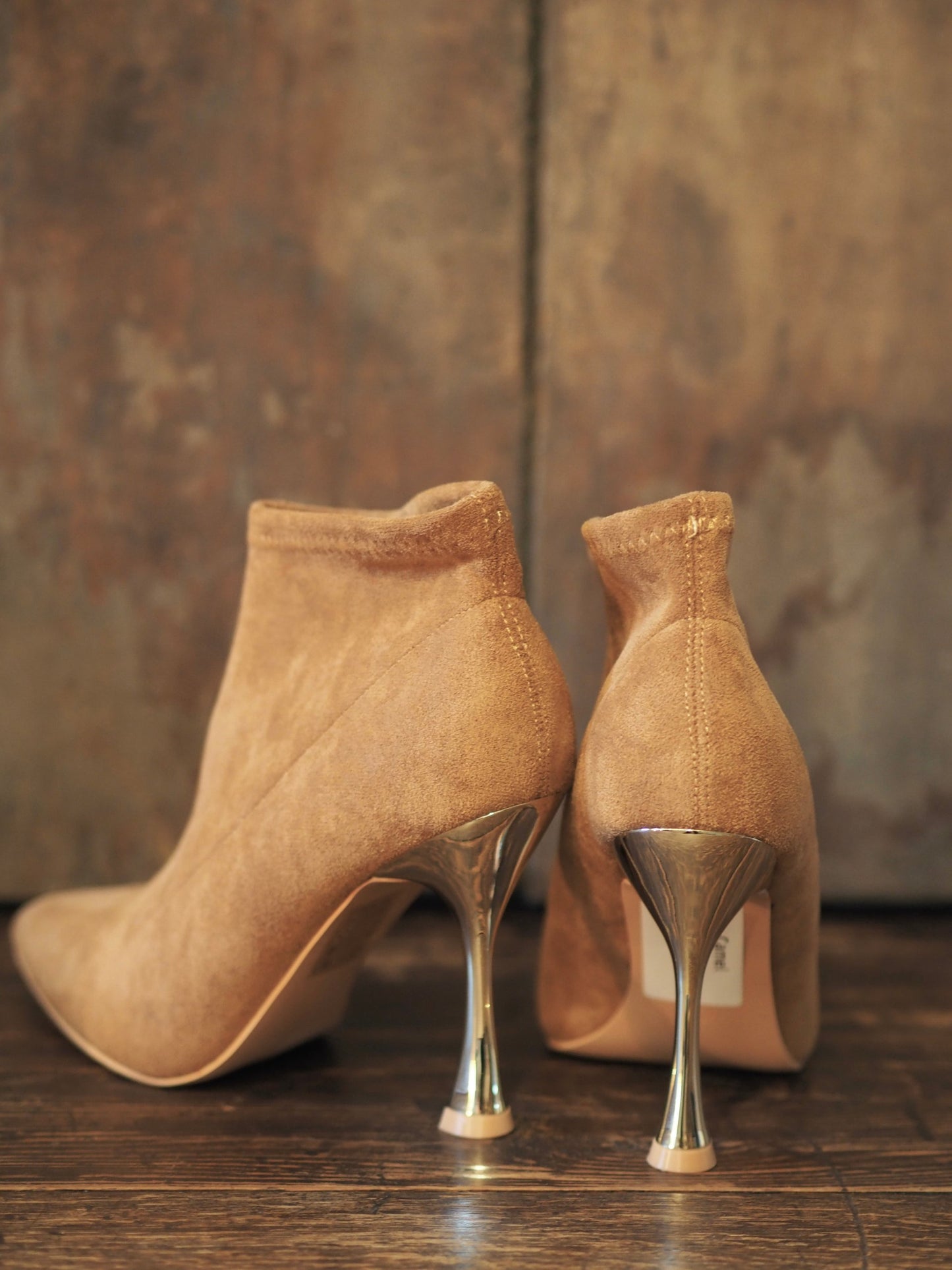 Boots en suédine camel, talons dorés.
Entre 2 pointures prendre la pointure supérieur.
Hauteur talon 10cm.
