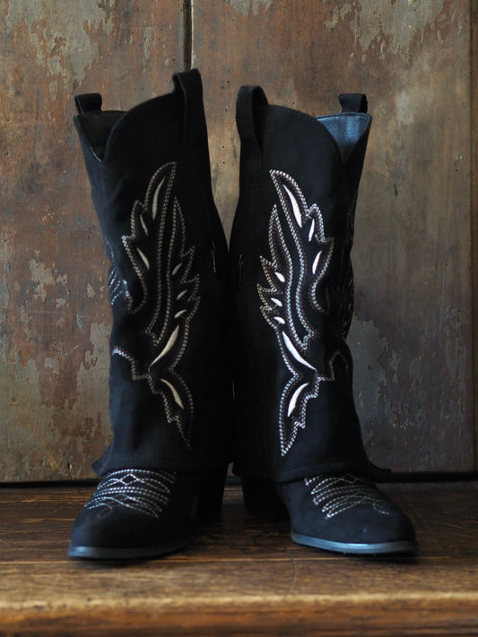 Bottes en nubuck noir. Broderies fils argenté.
Taille normal.
Hauteur talons environ 4cm.