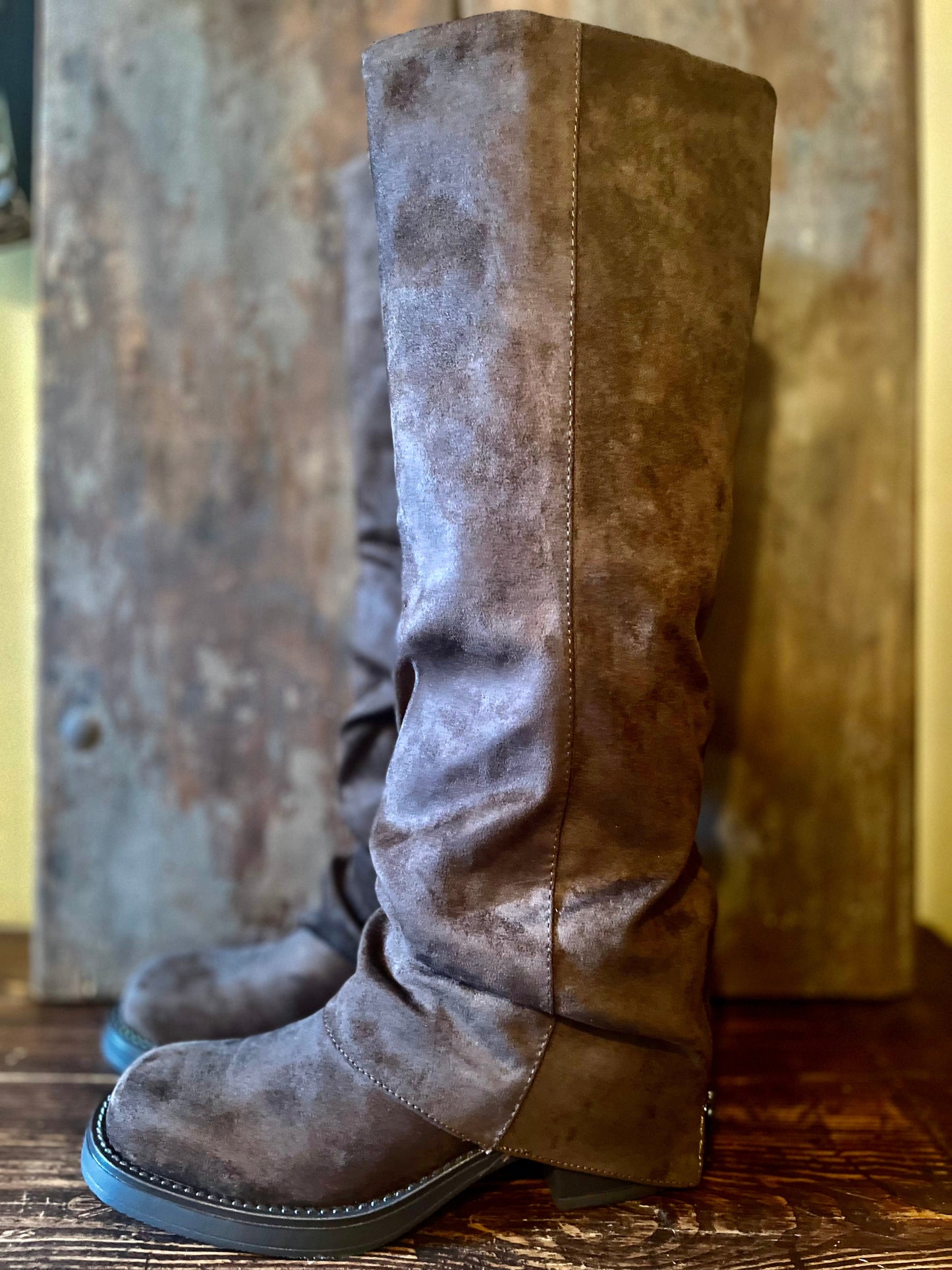 Bottes imitation daim marron.
Hauteur talon : 4cm.
Diamétre mollet : 40cm.
Hauteur botte(talon compris) : 50cm.
