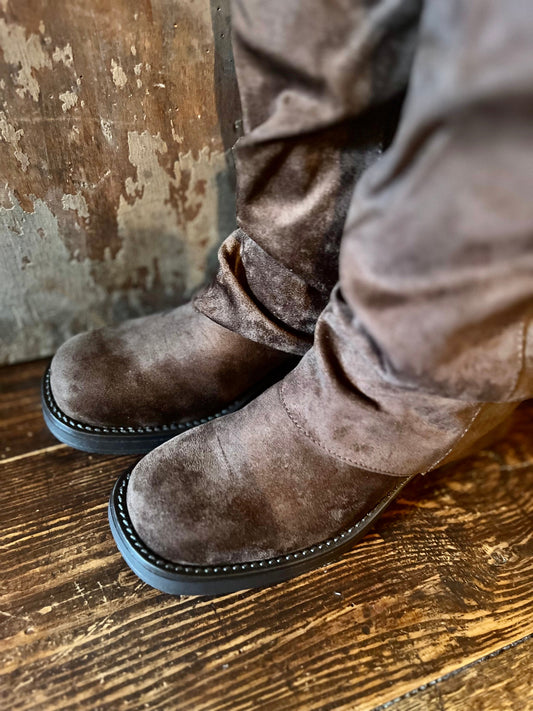 Bottes imitation daim marron.
Hauteur talon : 4cm.
Diamétre mollet : 40cm.
Hauteur botte(talon compris) : 50cm.