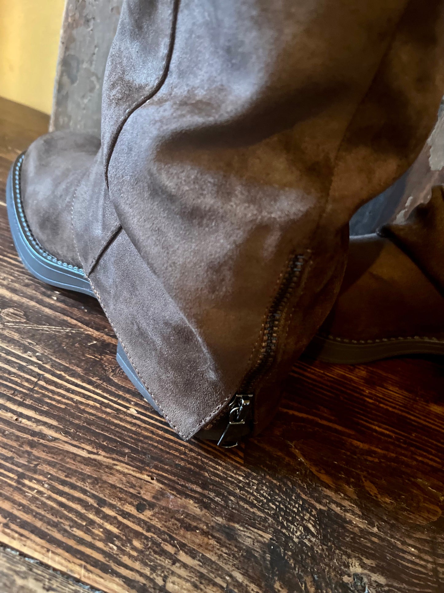 Bottes imitation daim marron.
Hauteur talon : 4cm.
Diamétre mollet : 40cm.
Hauteur botte(talon compris) : 50cm.