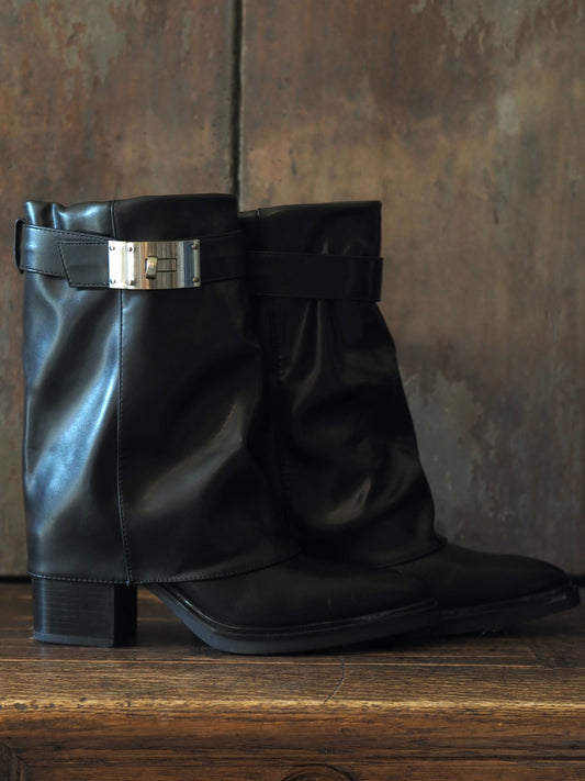 Bottes mi hautes imitation cuir noir. Boucle métal argenté brossé.
Taille normal
Hauteur talon 7cm