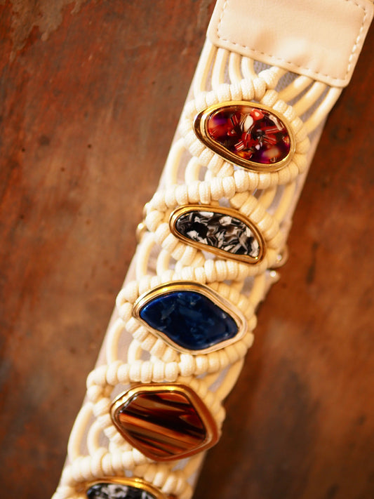 Ceinture élastique beige avec pierres.
100% Polyester