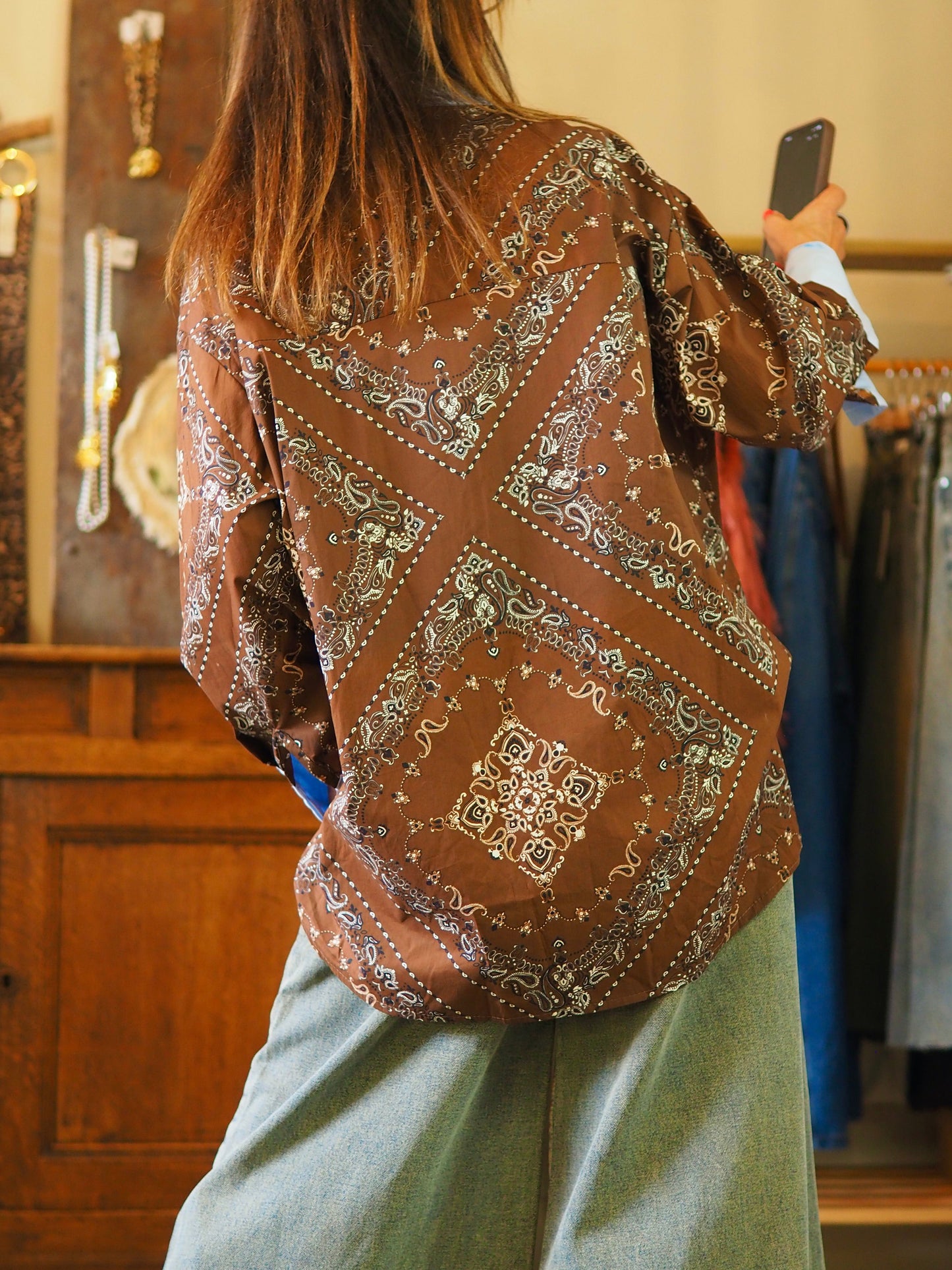 Chemise bandana marron avec détails bleu ciel.
100% Coton.
Taille unique convient du 36 au 44.
Tour de poitrine 144cm Longueur dos 82cm.