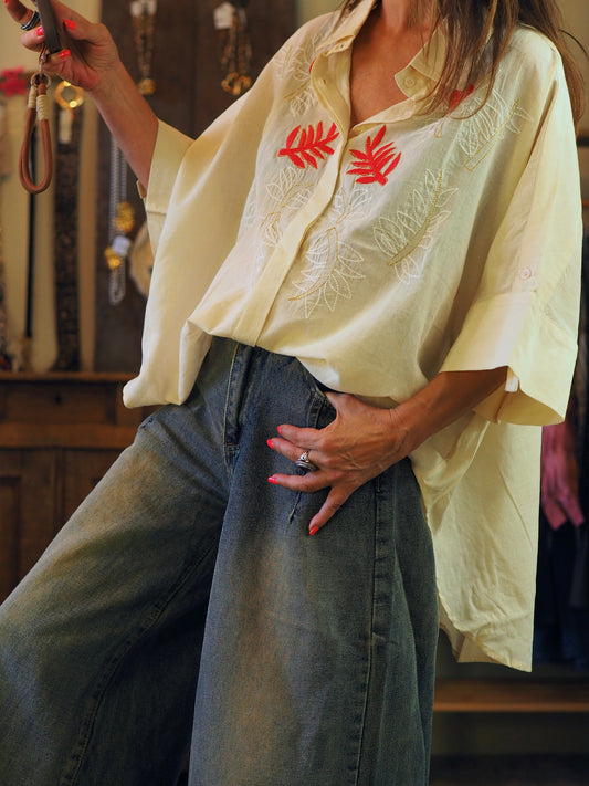 Chemise écru avec broderies rouges, blanches et doré. Manches courtes.
100% Coton.
Taille unique convient du 36 au 46.
Tour de poitrine 166cm Longueur dos 83cm.