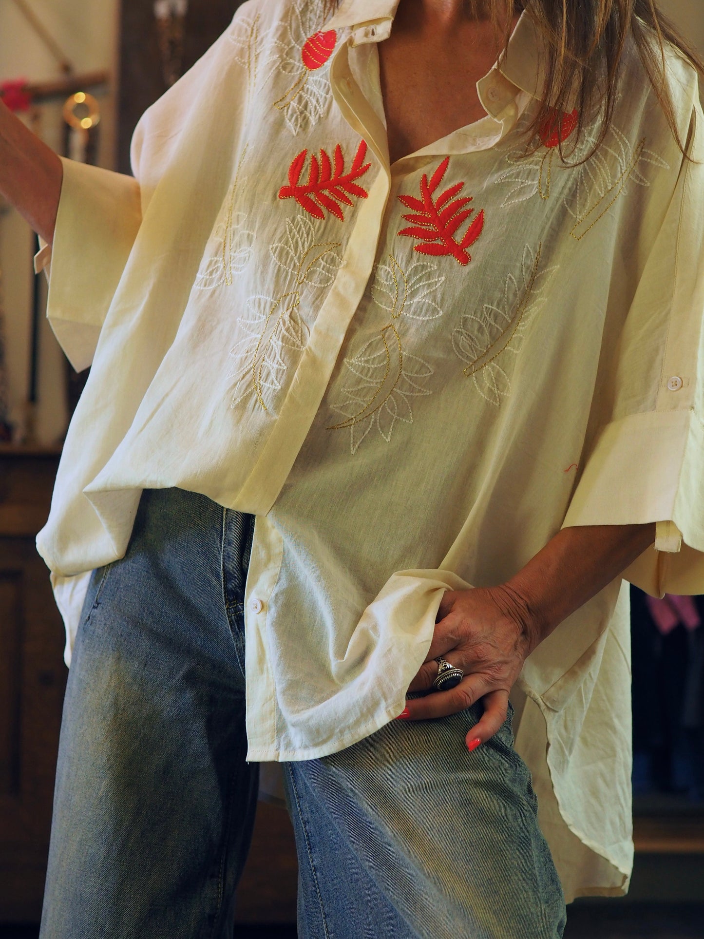 Chemise écru avec broderies rouges, blanches et doré. Manches courtes.
100% Coton.
Taille unique convient du 36 au 46.
Tour de poitrine 166cm Longueur dos 83cm.
