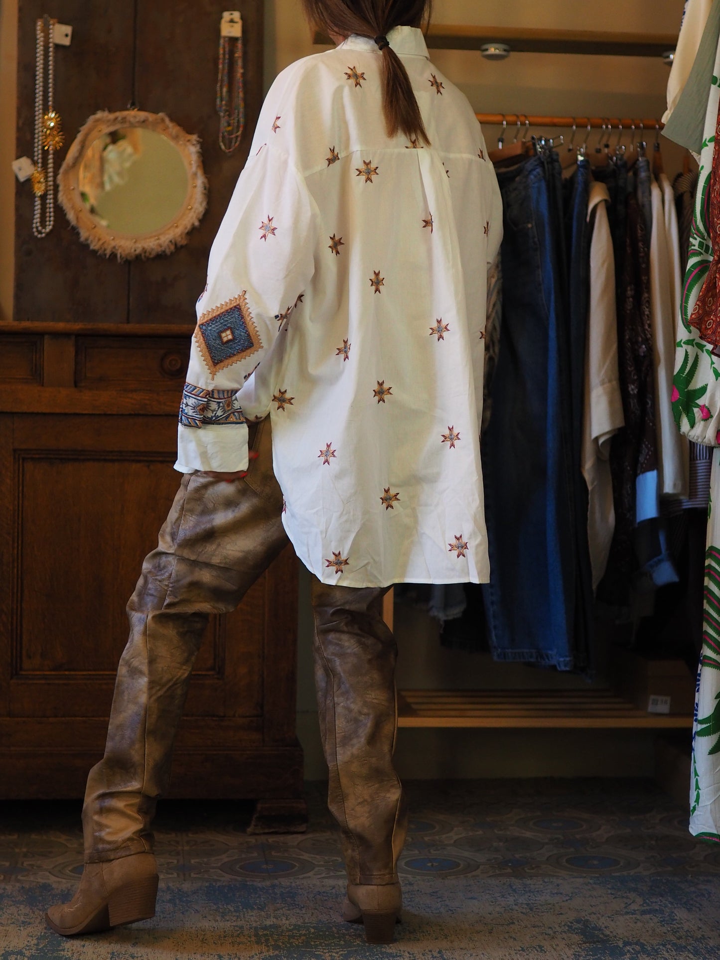 Chemise blanche avec broderies. Une pépite..
100% Coton.
Taille unique convient du 36 au 42/44.
Tour de poitrine 134cm Longueur dos 79cm.