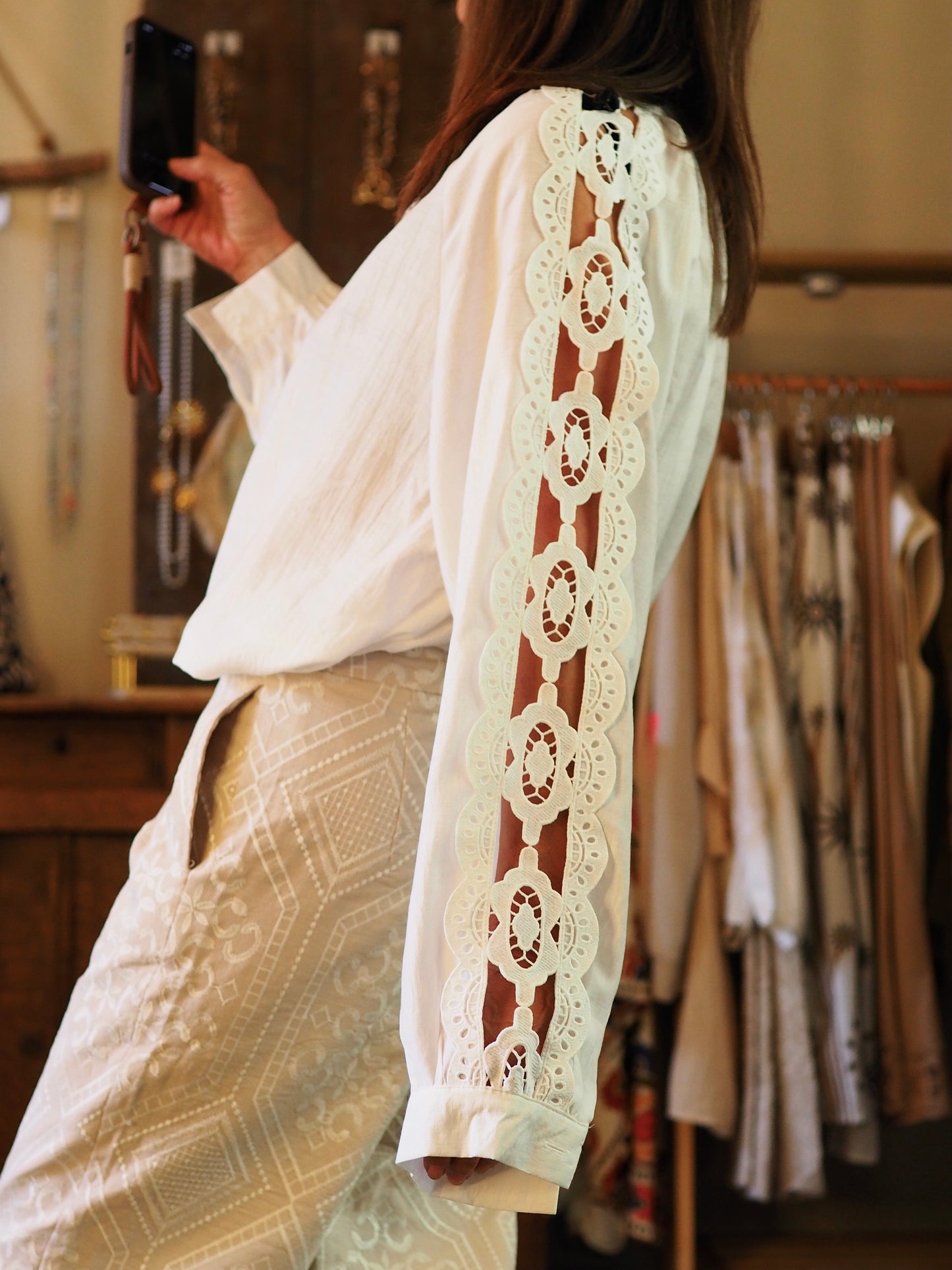 Une pépite de chemise blanche avec son détail dentelle sur les manches.
92% Viscose 8% Soie.
Taille unique convient du 36 au 40/42.
Tour de poitrine 126cm Longueur dos 69cm.
