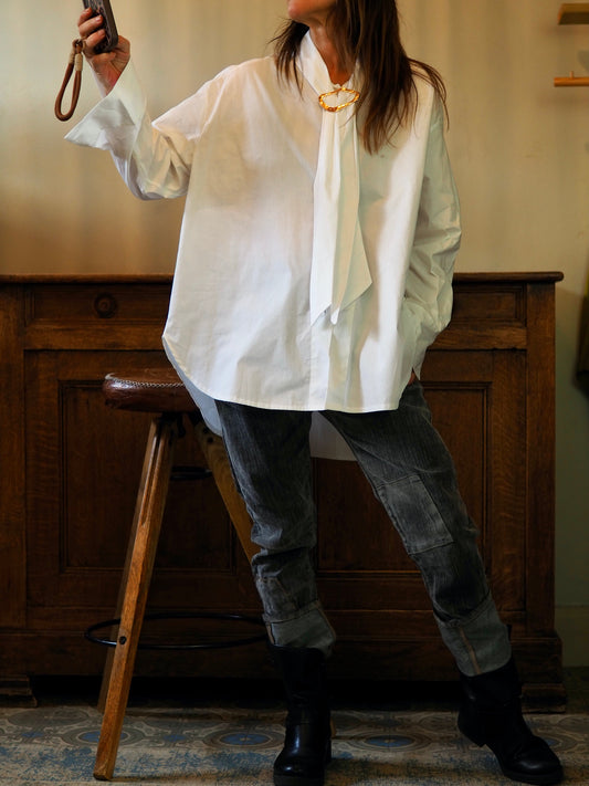 Chemise blanche avec col cravate retunue par un rond metal doré.
Taille unique convient du 36 au 44/46.
100% Coton.
Tour de poitrine 148cm Longueur dos 84cm.