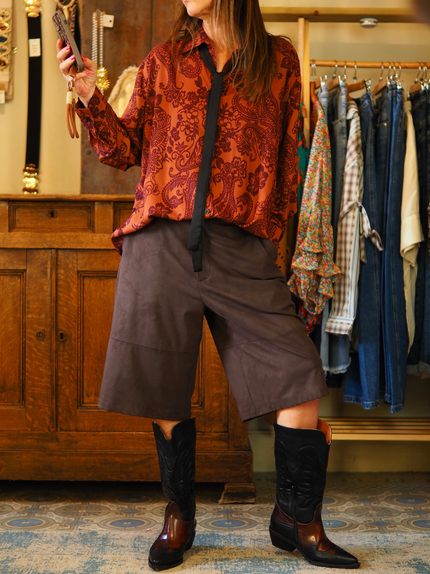chemise rouille avec imprimé bordaux. Avec fine cravate noire.
Taille : S/M-36/40 M/L-38/42
100% Viscose.