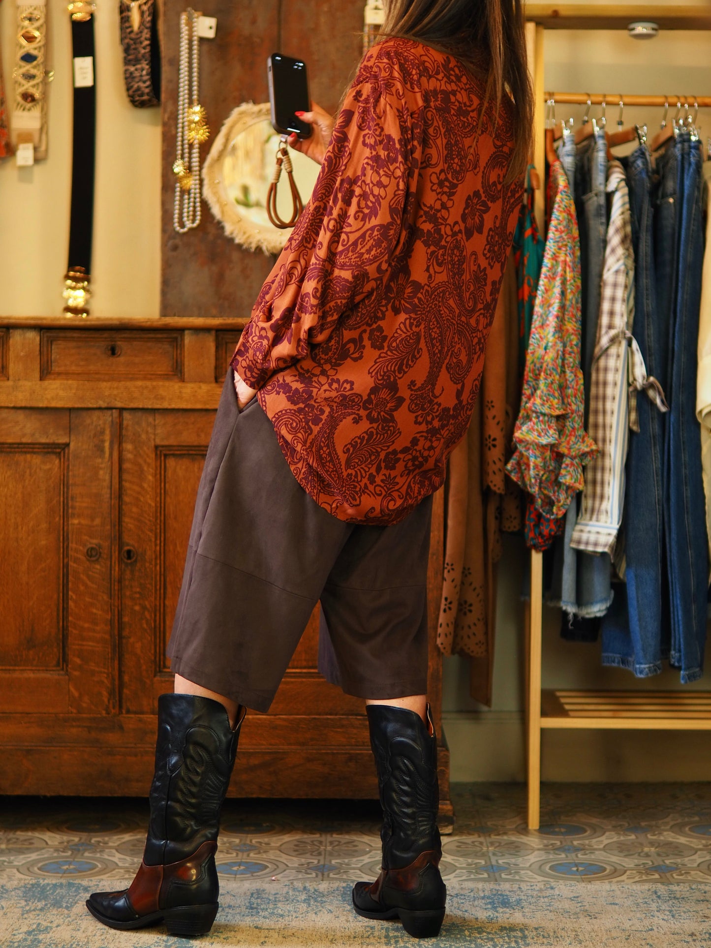 chemise rouille avec imprimé bordaux. Avec fine cravate noire.
Taille : S/M-36/40 M/L-38/42
100% Viscose.