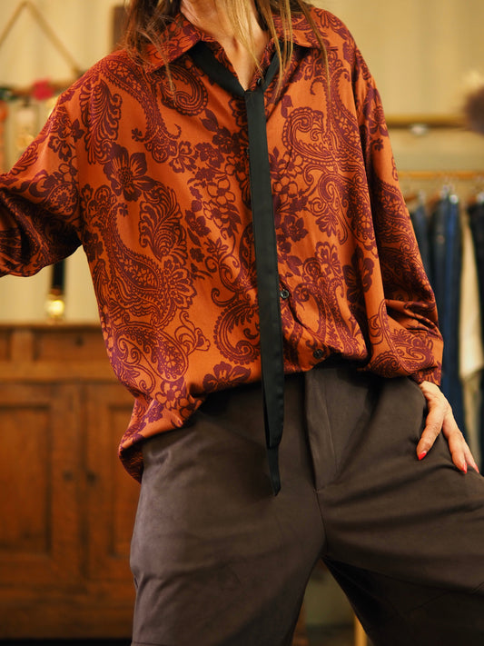 chemise rouille avec imprimé bordaux. Avec fine cravate noire.
Taille : S/M-36/40 M/L-38/42
100% Viscose.