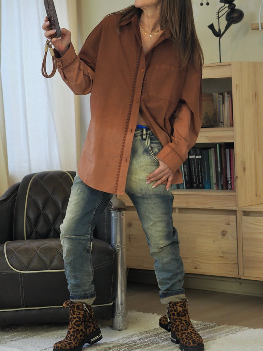 Chemise couleur rouille avec un effet délavé dans le bas et sur les manches. Avec broderies. Popeline de coton.
100% Coton.
Taille S/M du 36 au 40 et M/L du 40 au 44.
Tour de poitrine S/M : 126cm Tour de poitrine M/L : 132cm