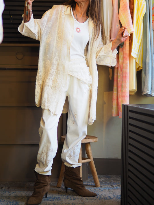 Taille unique convient du 36 au 42.
Mesures : Tour de poitrine 120cm Longueur dos 88cm.
Composition : 100% Coton.
Cathy mesure 1m66 fait un 36 et porte une taille unique.
Chemise en dentelle beige.