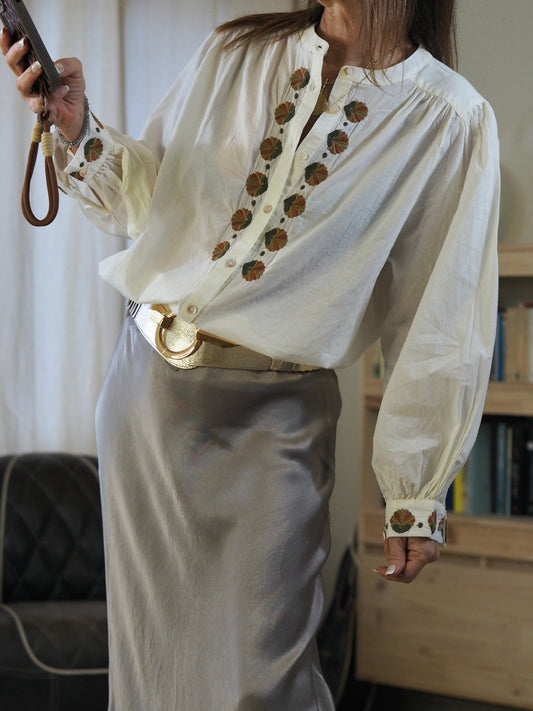 Chemise écru avec broderies camels, kakis et rouilles.
100% Coton.
Taille S/M et M/L.
S/M : Tour de poitrine 126cm Longueur dos 63cm.
M/L : Tour de poitrine 134cm Longueur dos 67cm.