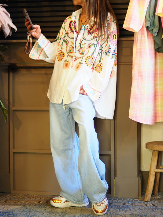 Taille unique convient du 36 au 46.
Mesures : Tour de poitrine 146cm Longeur dos 80cm.
Composition : 90% Polyester 10% Coton.
Cathy mesure 1m66 fait un 36 et porte une taille unique.
Chemise écru avec impressions fleurs.