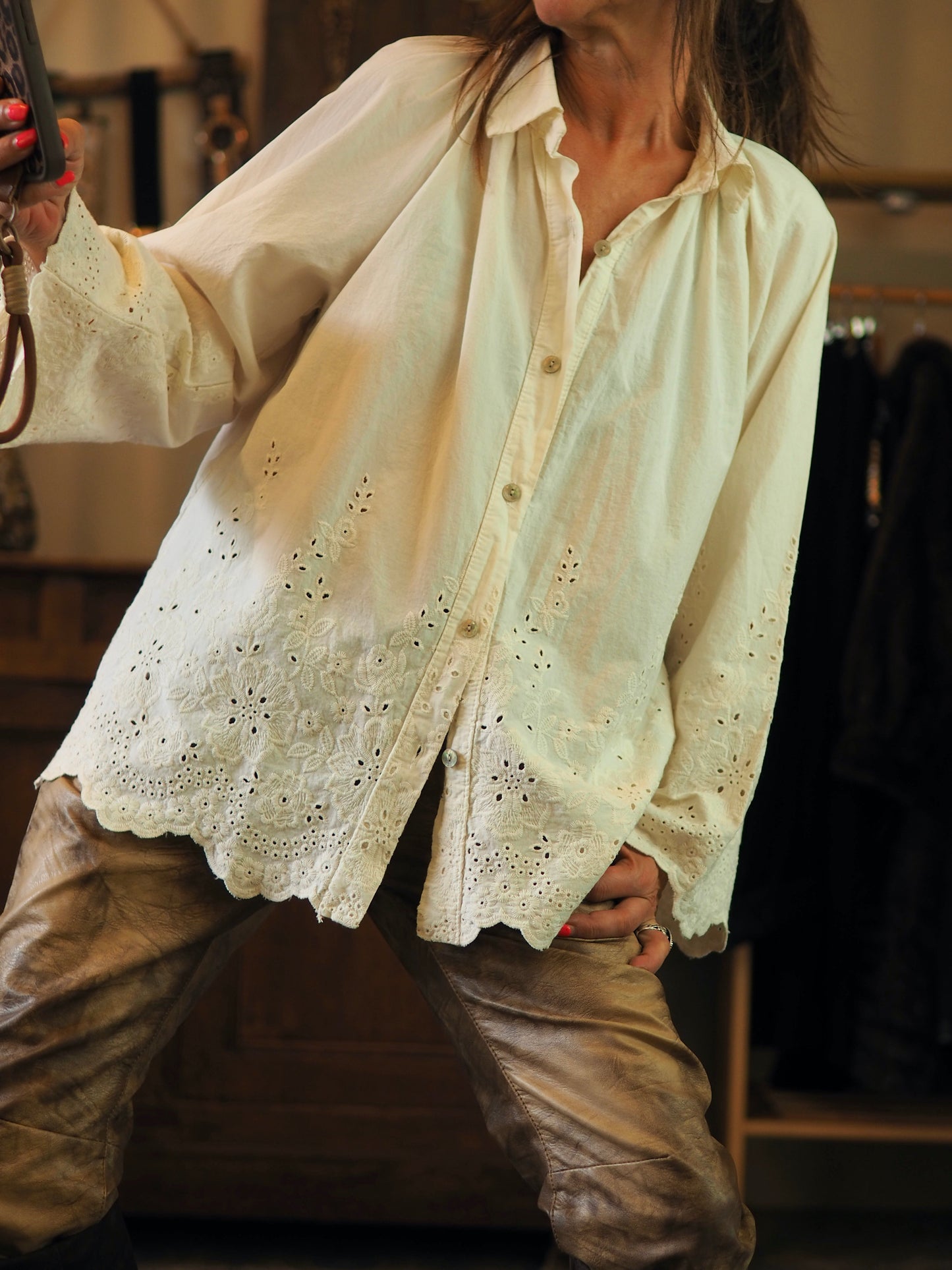 Chemise en popeline écru avec broderies dans le bas et sur le bas des manches.
Taille unique convient du 36 au 42.
100% Coton .
Tour de poitrine 120cm Longueur dos 66cm.