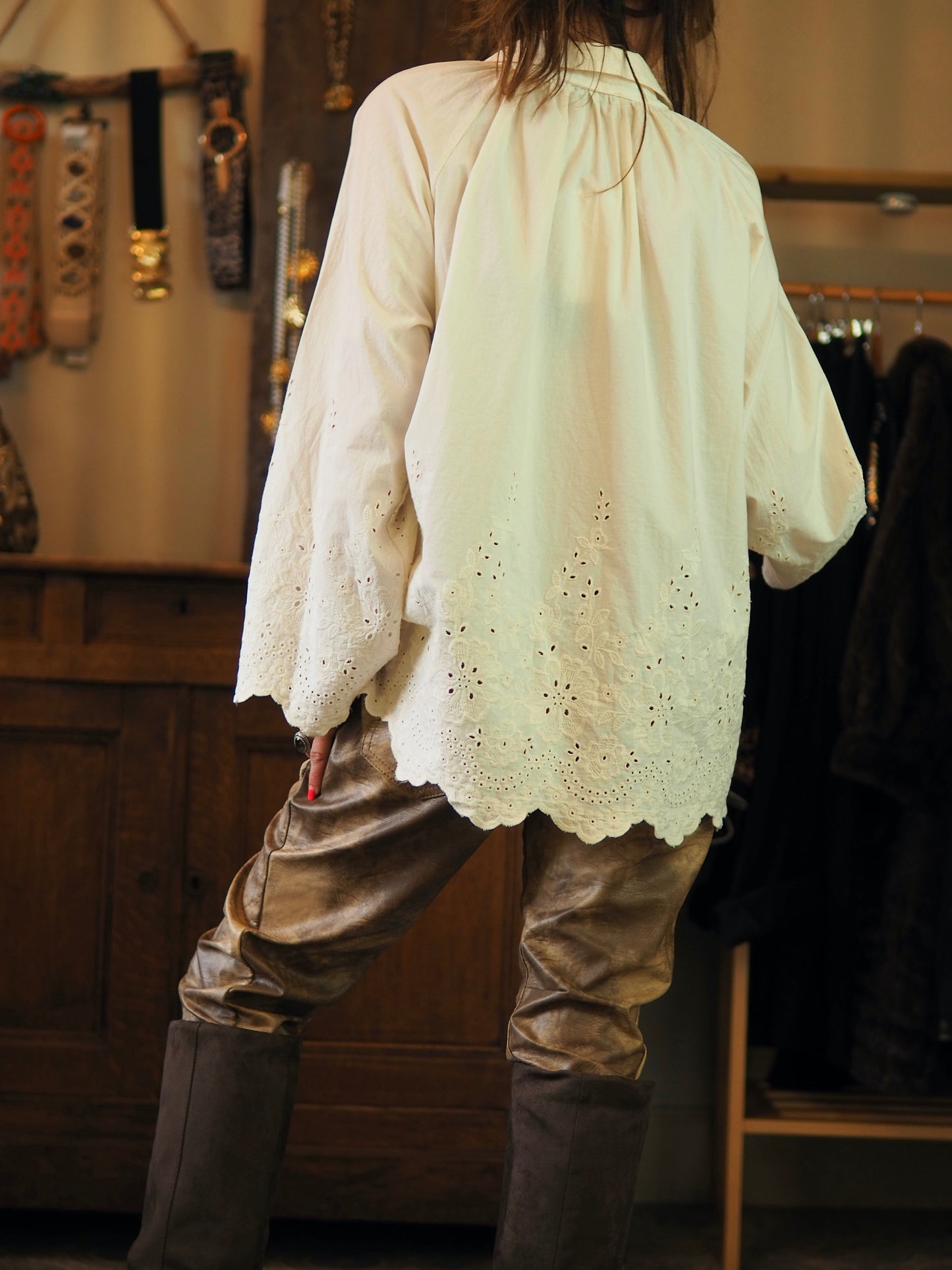 Chemise en popeline écru avec broderies dans le bas et sur le bas des manches.
Taille unique convient du 36 au 42.
100% Coton .
Tour de poitrine 120cm Longueur dos 66cm.