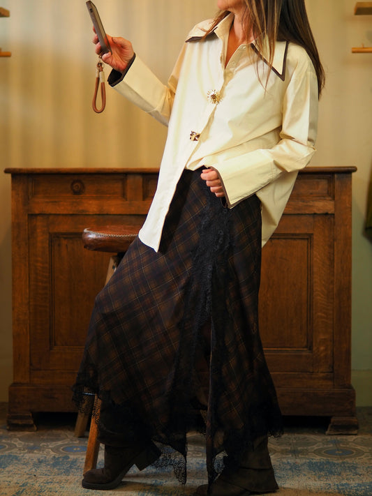 Chemise beige avec 3 boutons bijoux. Double col et doubles manchettes marrons. Entiérement boutonnée sur l'avant.
Taille S/M du 36 au 38 et M/L du 38 au 40. 
100% Coton.
S : Tour de poitrine 116cm Longueur dos 75cm. M : Tour de poitrine 120cm Longueur dos 77cm.