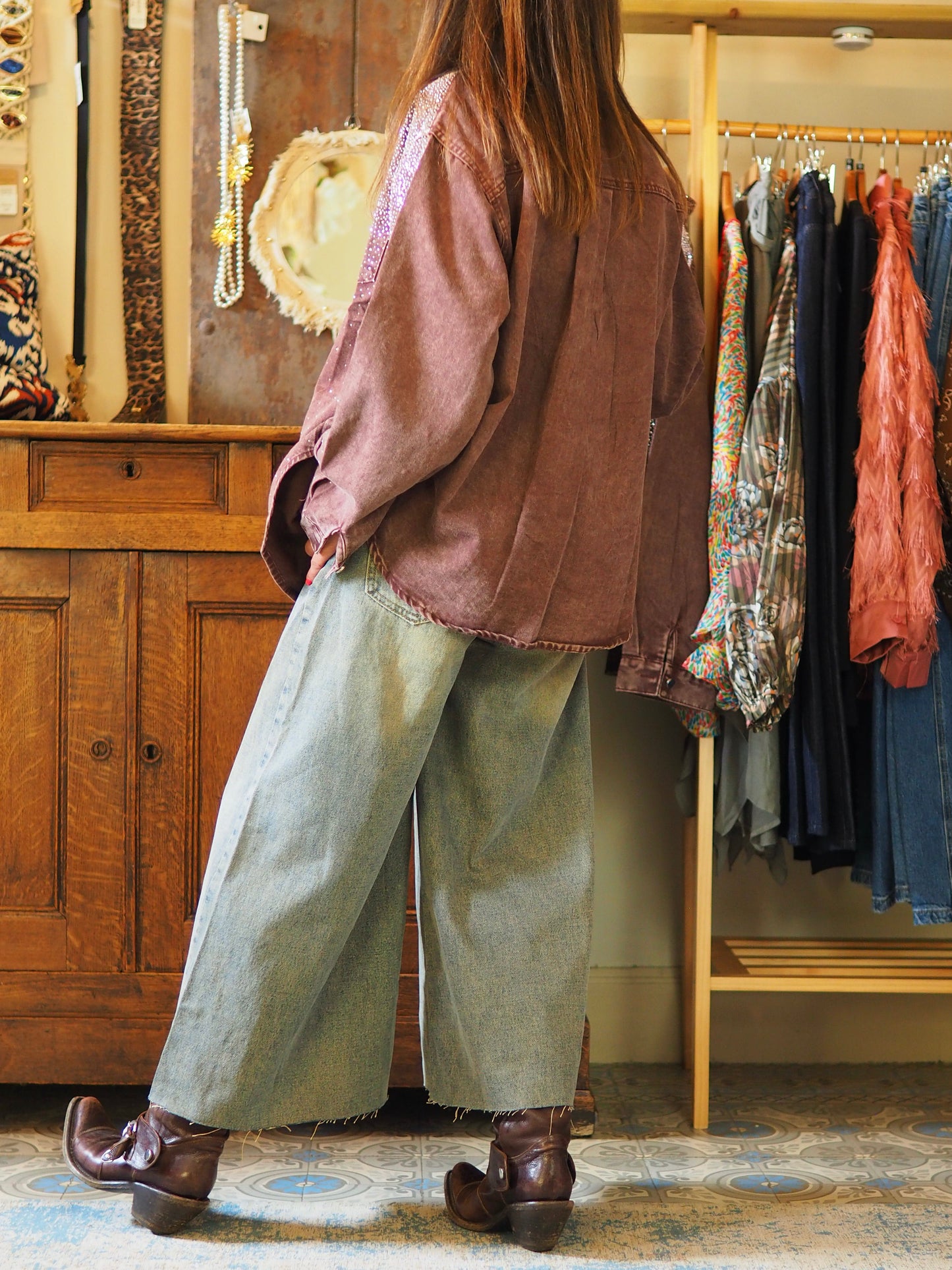 Chemise en jeans bordeaux avec strass. Une pépite
95% Coton 5% Polyester.
Taille S/M et M/L.
S/M : Tour de poitrine 120cm Longueur dos 70cm.
M/L : Tour de poitrine 130cm Longueur dos 73cm.