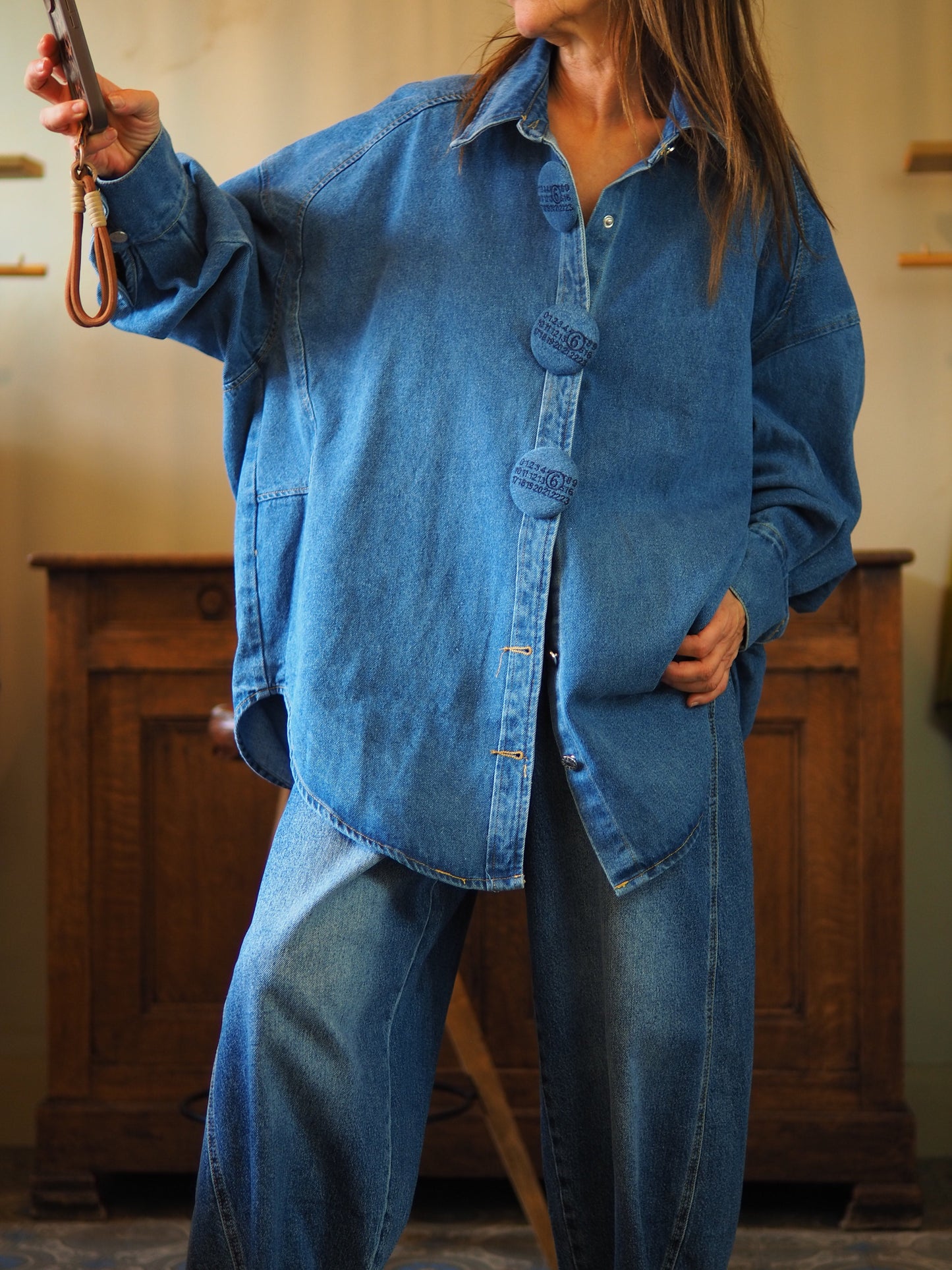Chemise/veste en jeans trés originale et trés tendance avec ses gros boutons.
Taille unique convient du 36 au 46/48.
100% Coton.
Tour de poitrine 166cm Longueur dos 80cm.
