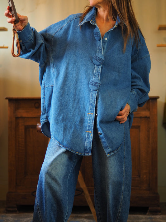 Chemise/veste en jeans trés originale et trés tendance avec ses gros boutons. 
Taille unique convient du 36 au 46/48. 
100% Coton.
Tour de poitrine 166cm Longueur dos 80cm.