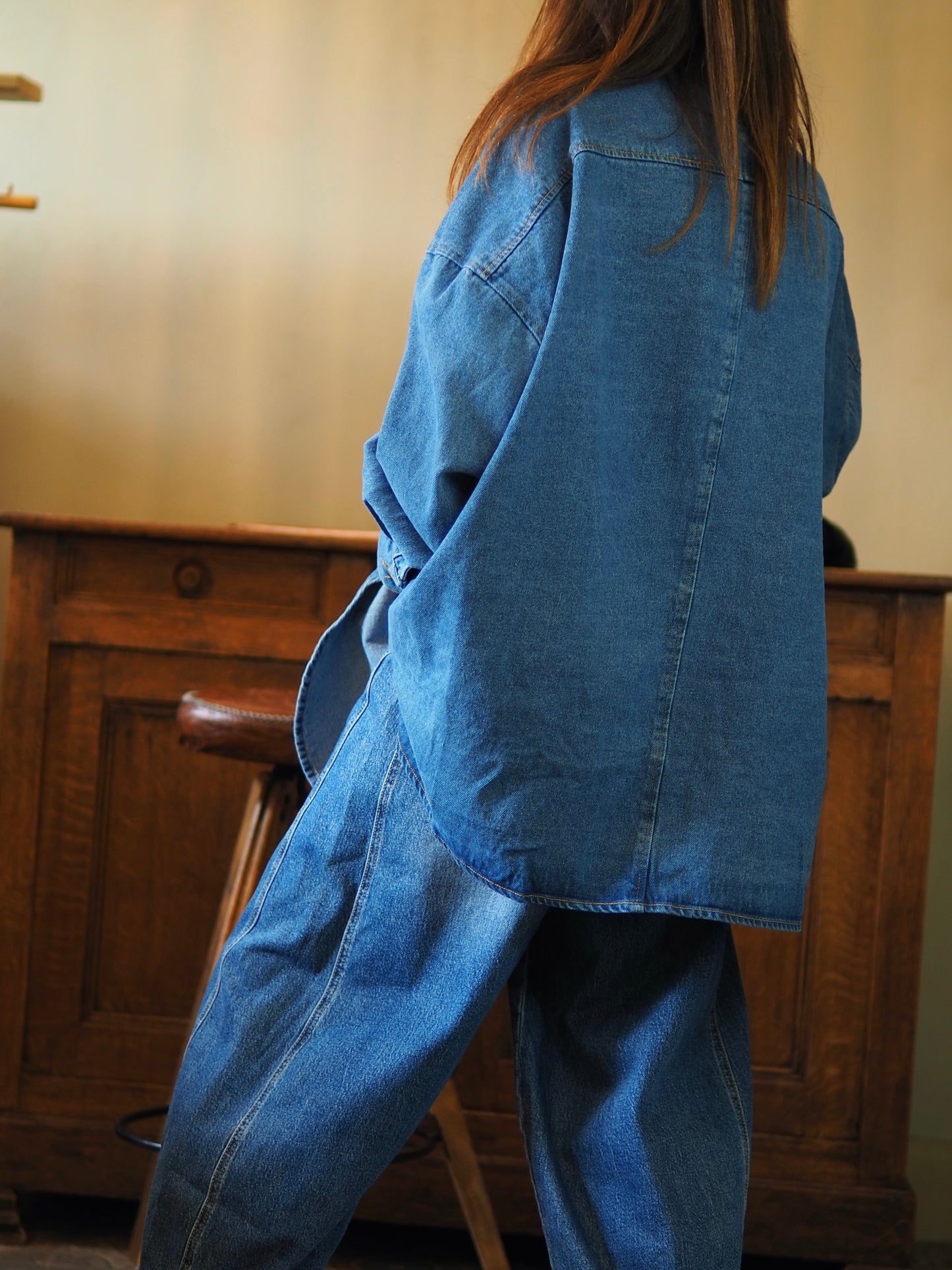 Chemise/veste en jeans trés originale et trés tendance avec ses gros boutons.
Taille unique convient du 36 au 46/48.
100% Coton.
Tour de poitrine 166cm Longueur dos 80cm.
