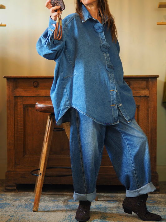 Chemise/veste en jeans trés originale et trés tendance avec ses gros boutons. 
Taille unique convient du 36 au 46/48. 
100% Coton.
Tour de poitrine 166cm Longueur dos 80cm.