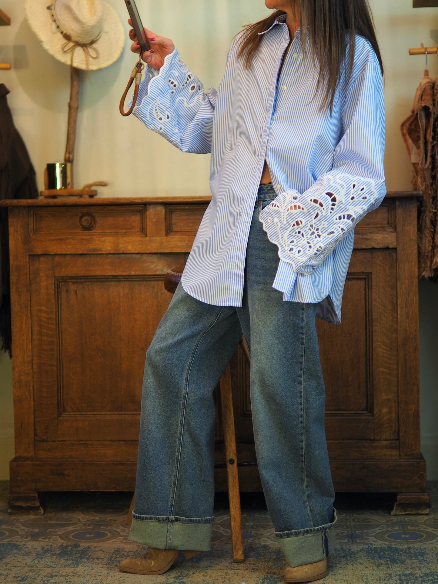 Magnifique chemise lignée bleu et banc avec manches dentelles.
Taille unique convient du 36 au 42.
70% Coton 30% Tencel.
Tour de poitrine 132cm Longueur dos 80cm.