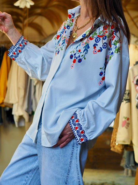 Chemise lignée bleu et blanc avec motifs floraux.
100% Polyester.
Taille M/36-38 L/38-40 XL/40-42.