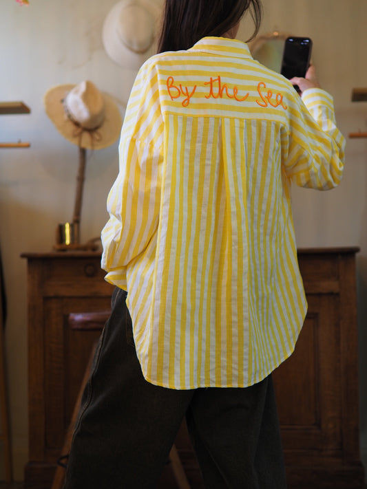 Chemise lignée jaune avec inscriptions broderies oranges.
Taille unique du 36 au 44.
75% Coton 25% Polyester.
Tour de poitrine 136cm Longueur dos 73cm.