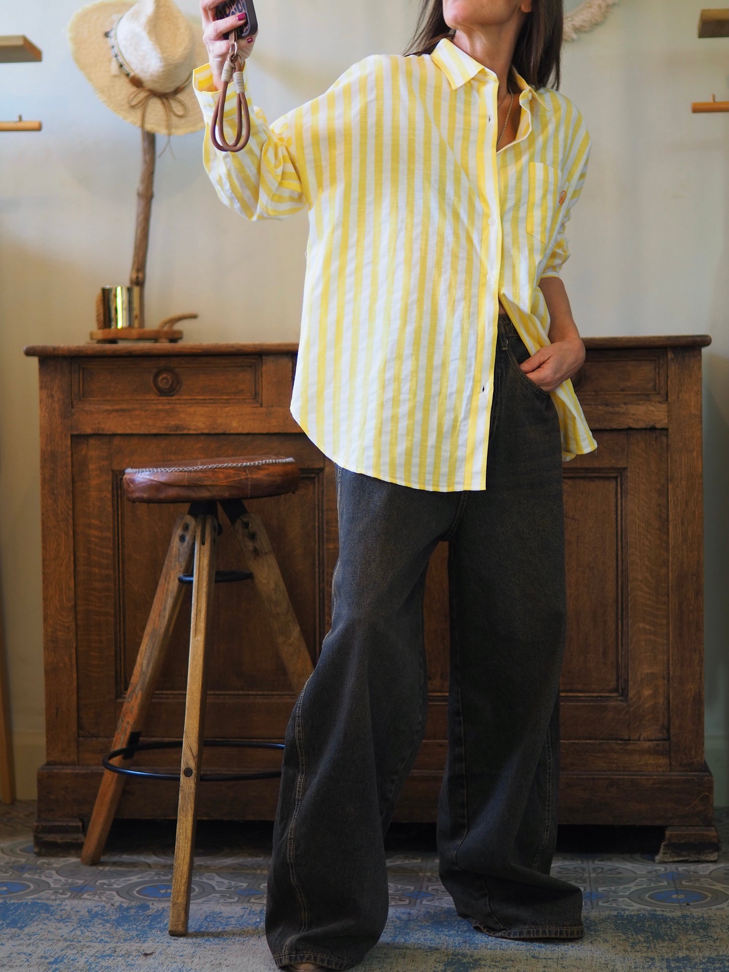 Chemise lignée jaune avec inscriptions broderies oranges.
Taille unique du 36 au 44.
75% Coton 25% Polyester.
Tour de poitrine 136cm Longueur dos 73cm.