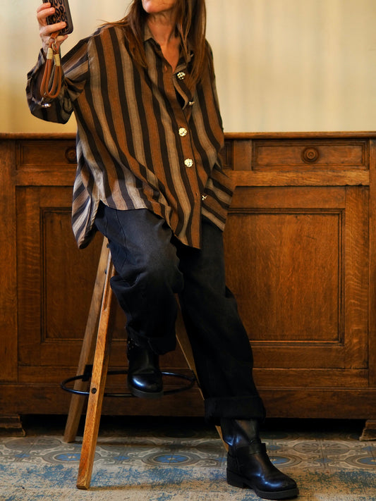 Chemise lignée marron camel. Boutons décoratifs dorés.
Taille unique convient du 36 au 42/44. 
80% Polyester 20% Coton.
Tour de poitrine 140cm Longueur dos 82cm.