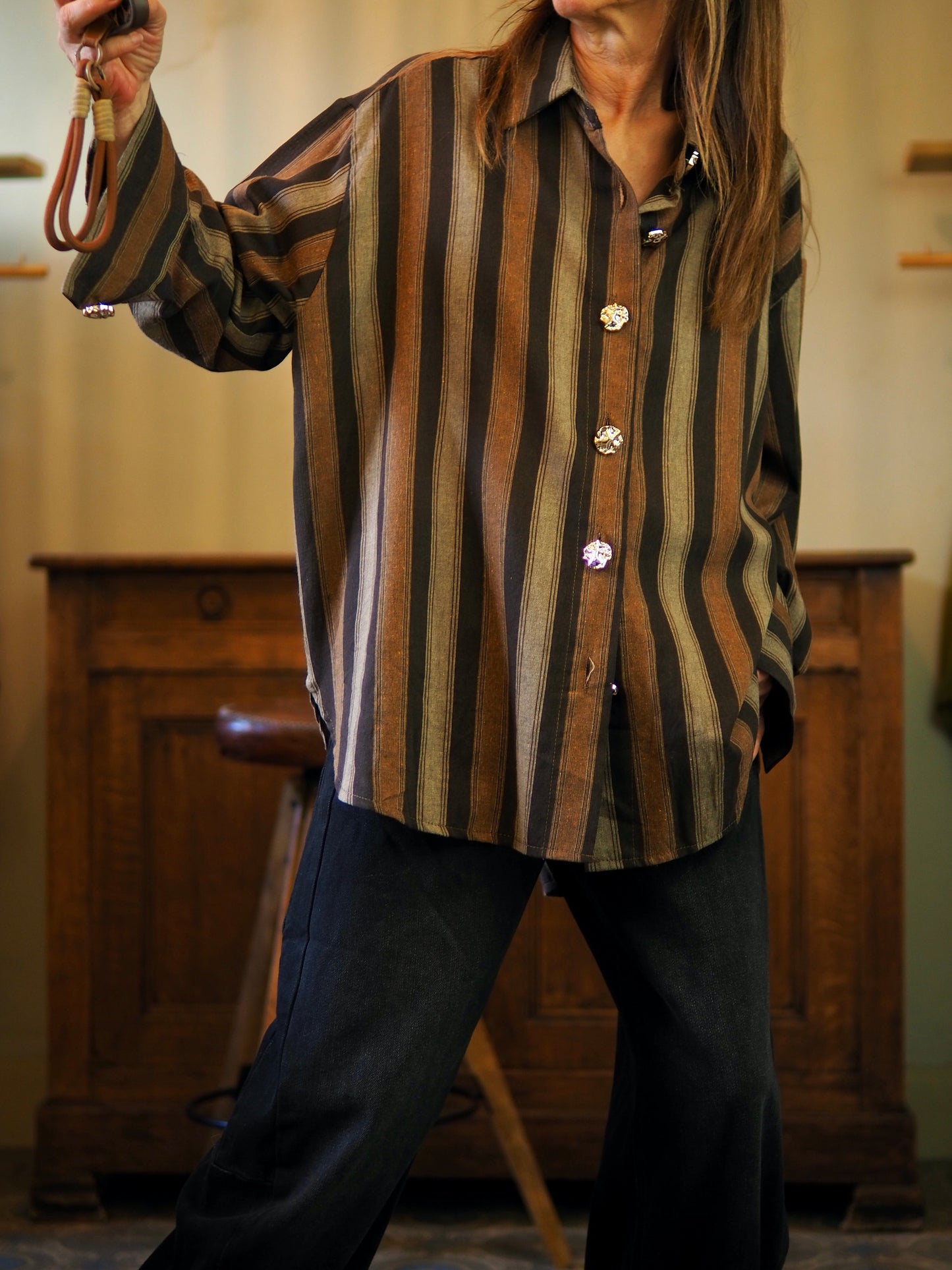 Chemise lignée marron camel. Boutons décoratifs dorés.
Taille unique convient du 36 au 42/44.
80% Polyester 20% Coton.
Tour de poitrine 140cm Longueur dos 82cm.