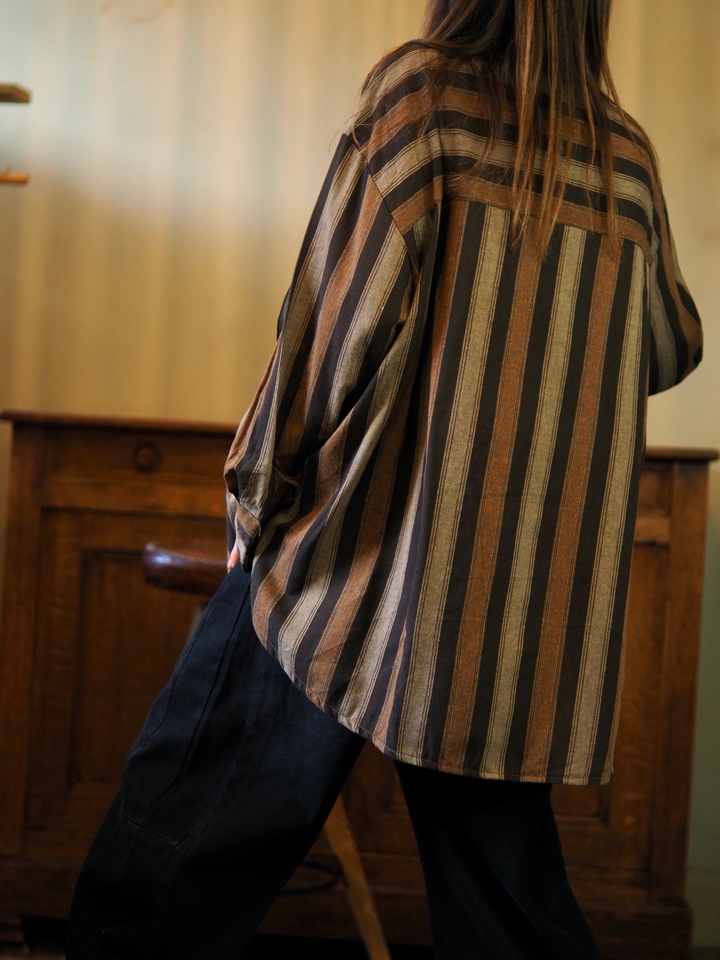 Chemise lignée marron camel. Boutons décoratifs dorés.
Taille unique convient du 36 au 42/44.
80% Polyester 20% Coton.
Tour de poitrine 140cm Longueur dos 82cm.