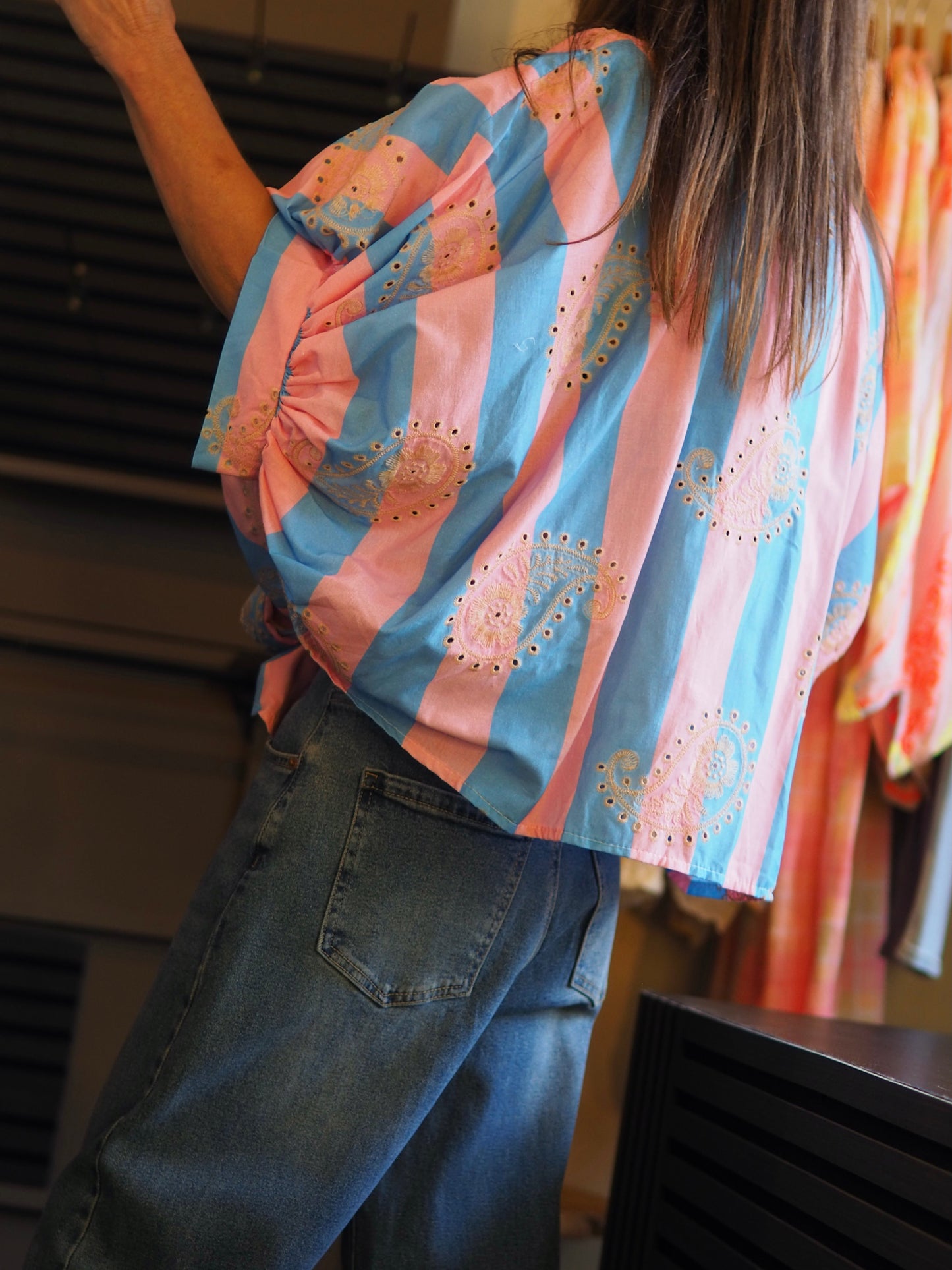 Taille unique convient du 36 au 42.
Composition : 100% coton.
Cathy mesure 1m66 fait un 36 et porte une taille unique.
Chemise ample lignée rose et bleue. Boutons décoratifs (broches) étoile de mer.