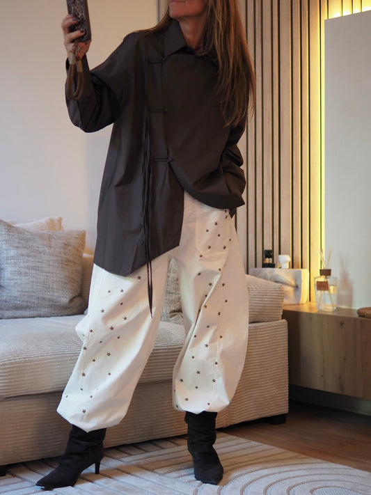 Chemise marron destructurée fermée par de boutons cotés avec cordon.