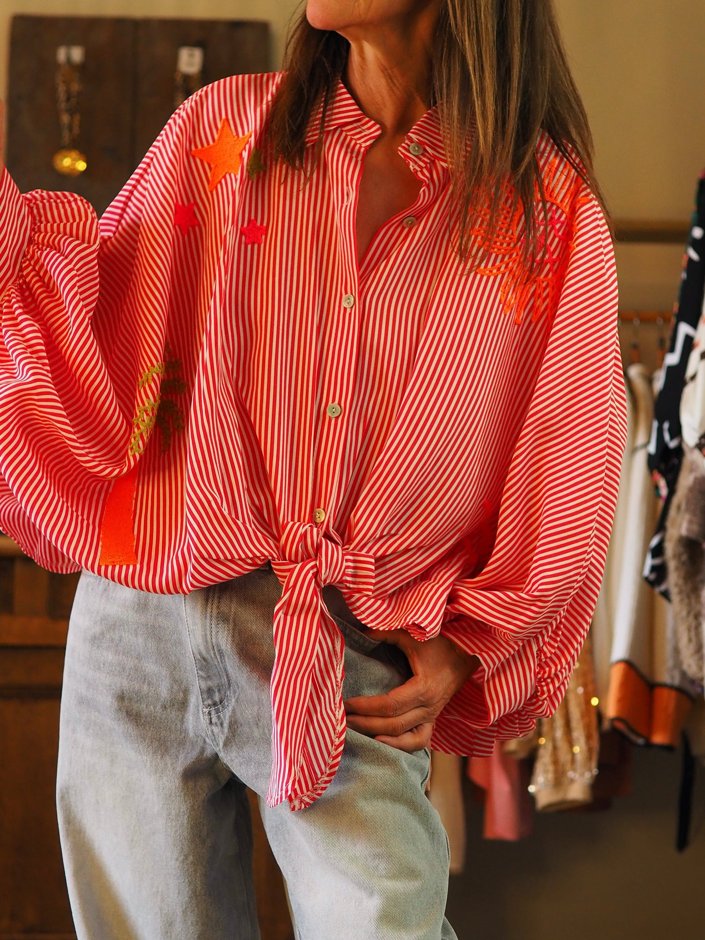 Chemise ample lignée rouge et blanc à nouer devant. Coupe chauve-souris. Broderies fluos.
100% Viscose.
Taille unique convient du 36 au 46.
Longueur dos 60cm.