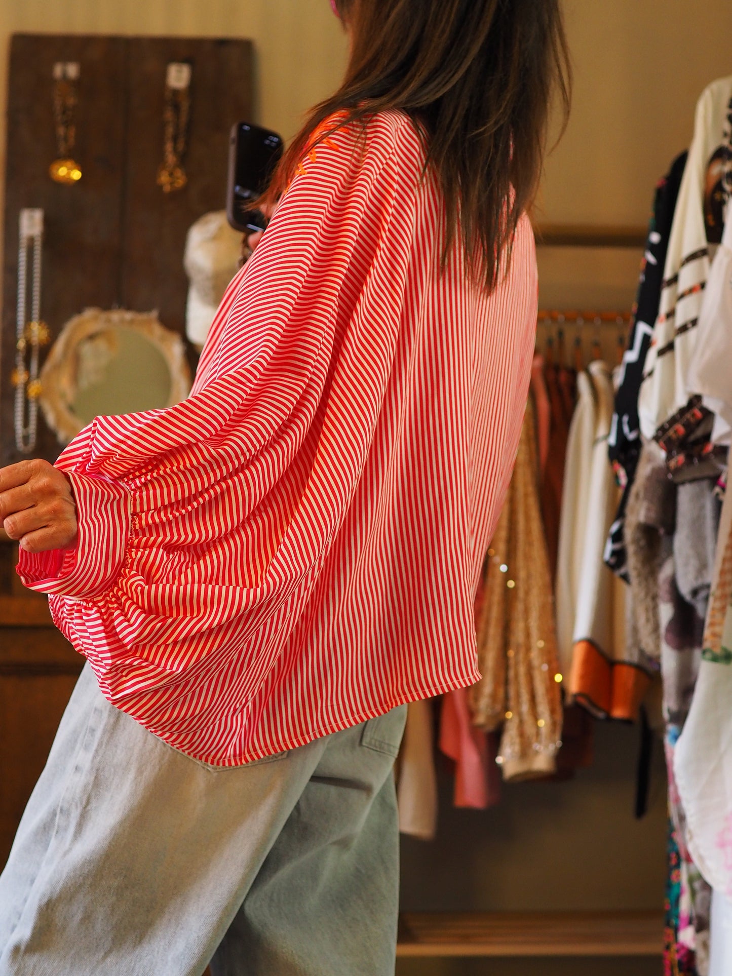 Chemise ample lignée rouge et blanc à nouer devant. Coupe chauve-souris. Broderies fluos.
100% Viscose.
Taille unique convient du 36 au 46.
Longueur dos 60cm.