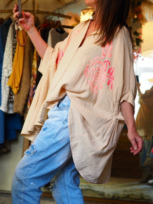 Chemise ample, ton pêche avec motifs sequin ... une pépite.
100% Coton.
Taille unique conient du 36 au 46.