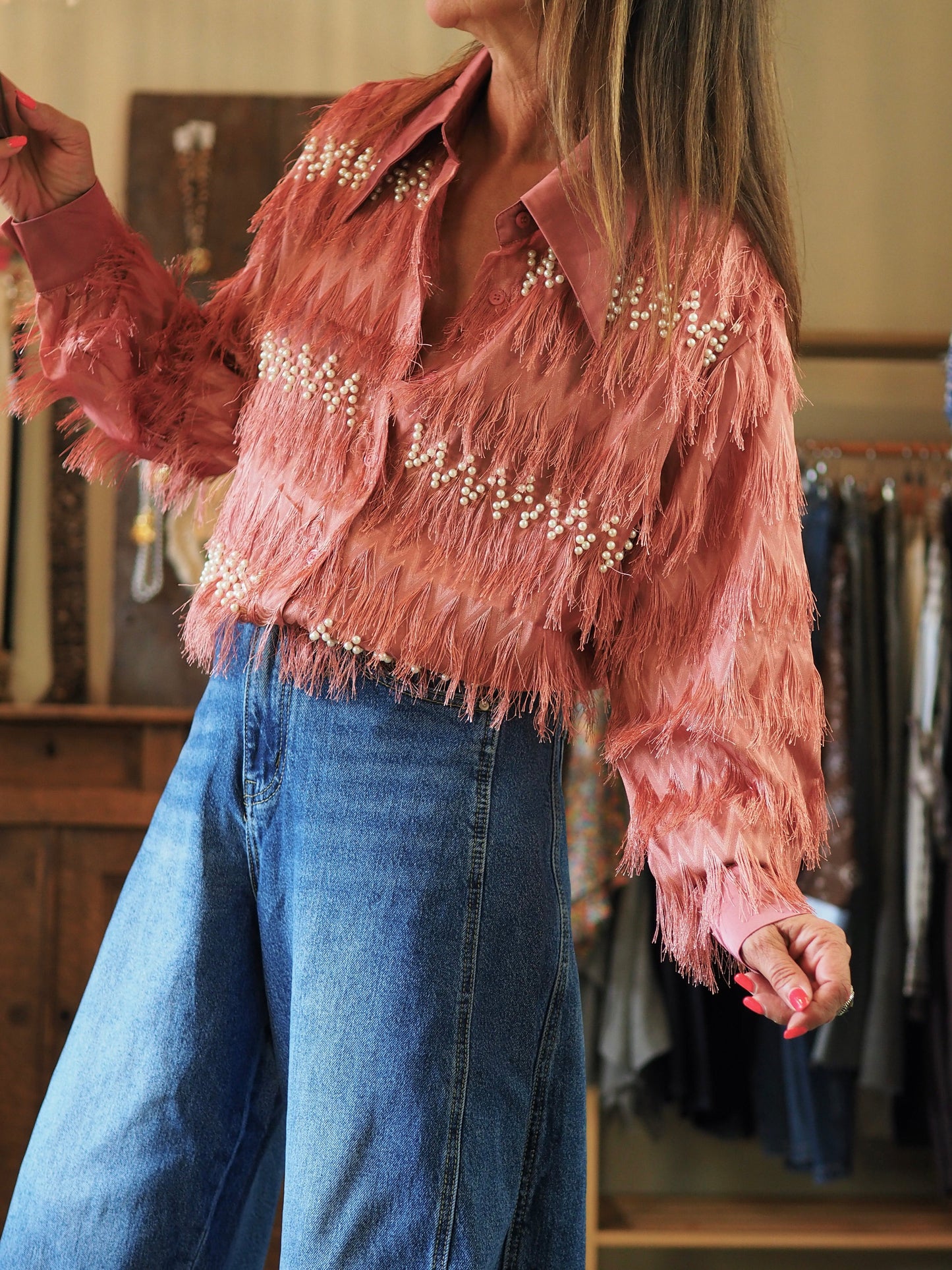 Chemise vieux rose hyper original avec ses fils et ses perles.
20% Coton 80% Viscose.
Taille S/M et M/L.
S/M : Tour de poitrine 110cm Longueur dos 70cm.
M/L : Tour de poitrine 118cm Longueur dos 75cm.