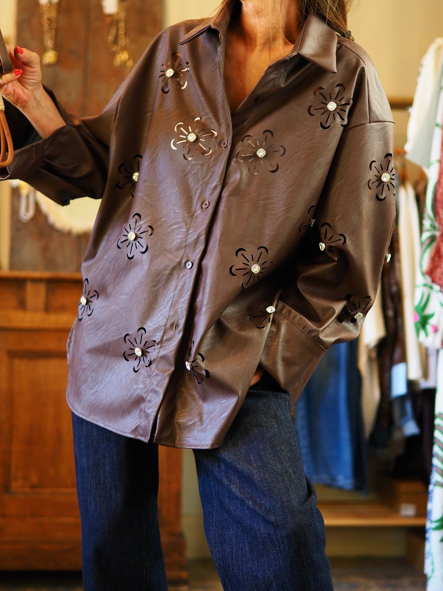 Chemise simili marron avec perles strass.
60% Polyuréthane 40% Polyesthere.
Taille unique convient du 36 au 44.
Tour de poitrine 140cm Longueur dos 84cm.