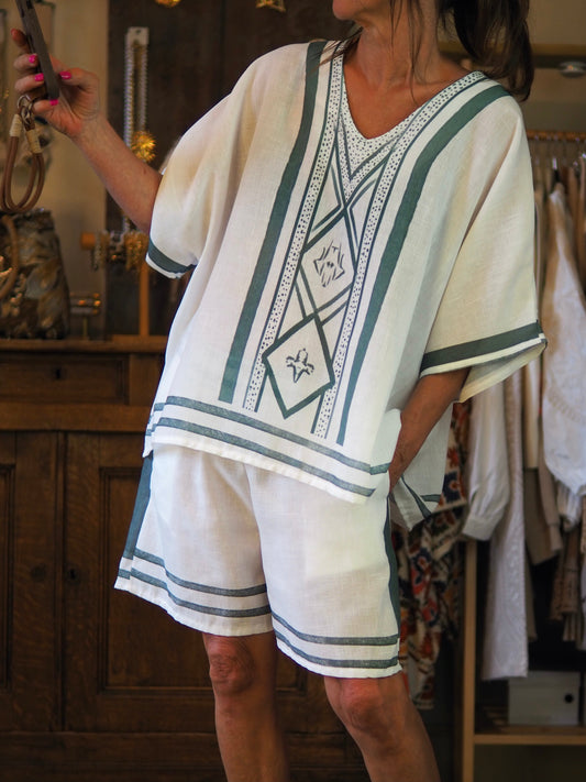 Ensemble blouse et short écru et kaki. Short taille élastique, 2 poches. Tissu effet lin.
100% Polyester.
Taille unique convient du 36 au 38/40.
Blouse: Tour de poitrine 146cm Longueur dos 65cm.
Short: Tour de taille maximum 104cm.