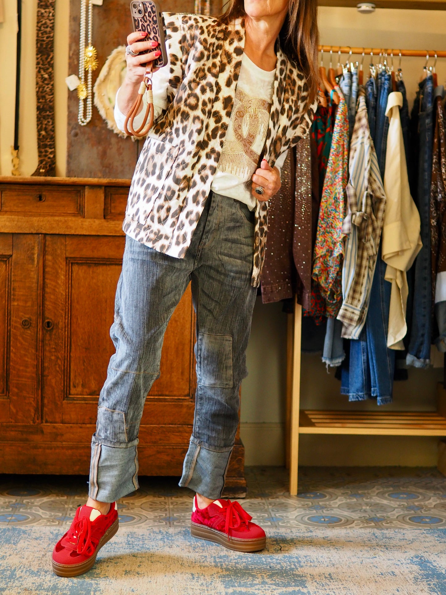 Gilet légérement matelassé leopard. 2 poches devant.
100% Coton.
Taille unique convient du 36 au 42.
Largeur dos 57cm Longueur dos 64cm.