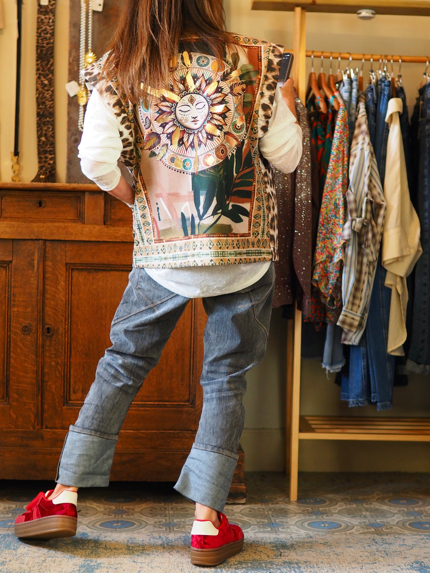 Gilet légérement matelassé leopard. 2 poches devant.
100% Coton.
Taille unique convient du 36 au 42.
Largeur dos 57cm Longueur dos 64cm.