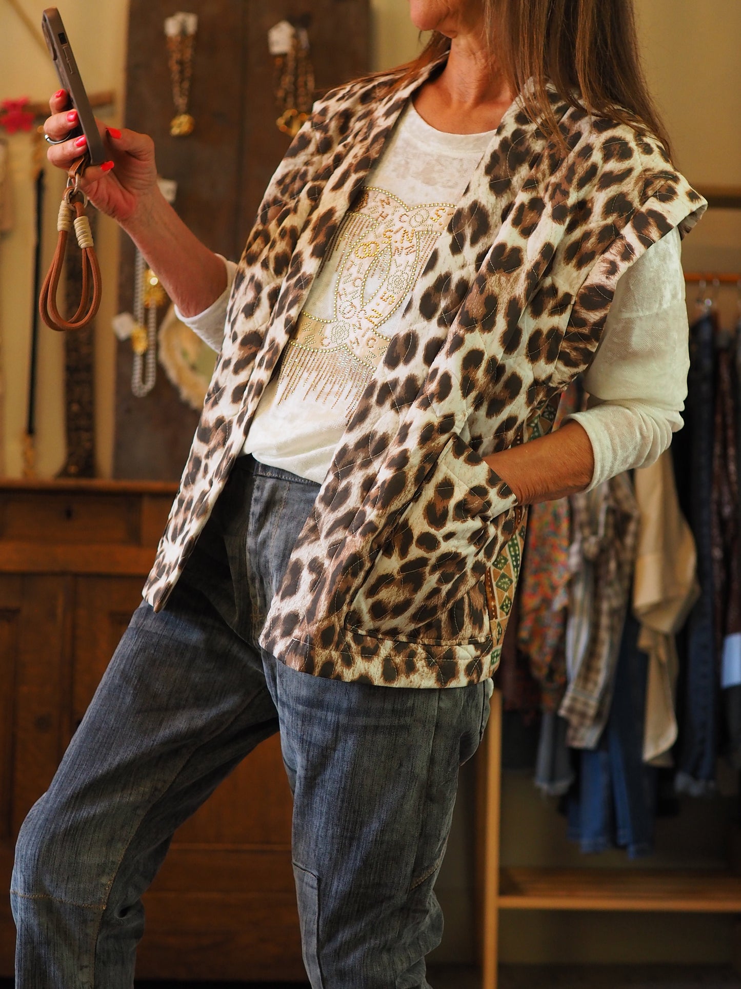 Gilet légérement matelassé leopard. 2 poches devant.
100% Coton.
Taille unique convient du 36 au 42.
Largeur dos 57cm Longueur dos 64cm.
