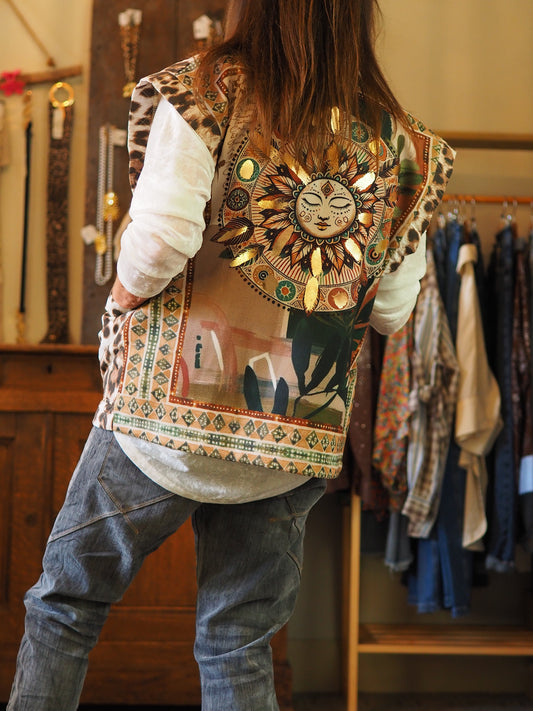 Gilet légérement matelassé leopard. 2 poches devant.
100% Coton.
Taille unique convient du 36 au 42.
Largeur dos 57cm Longueur dos 64cm.